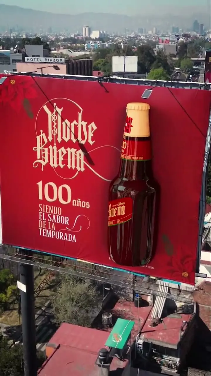 Botella en 3D que sale de un espectacular sobre la ciudad